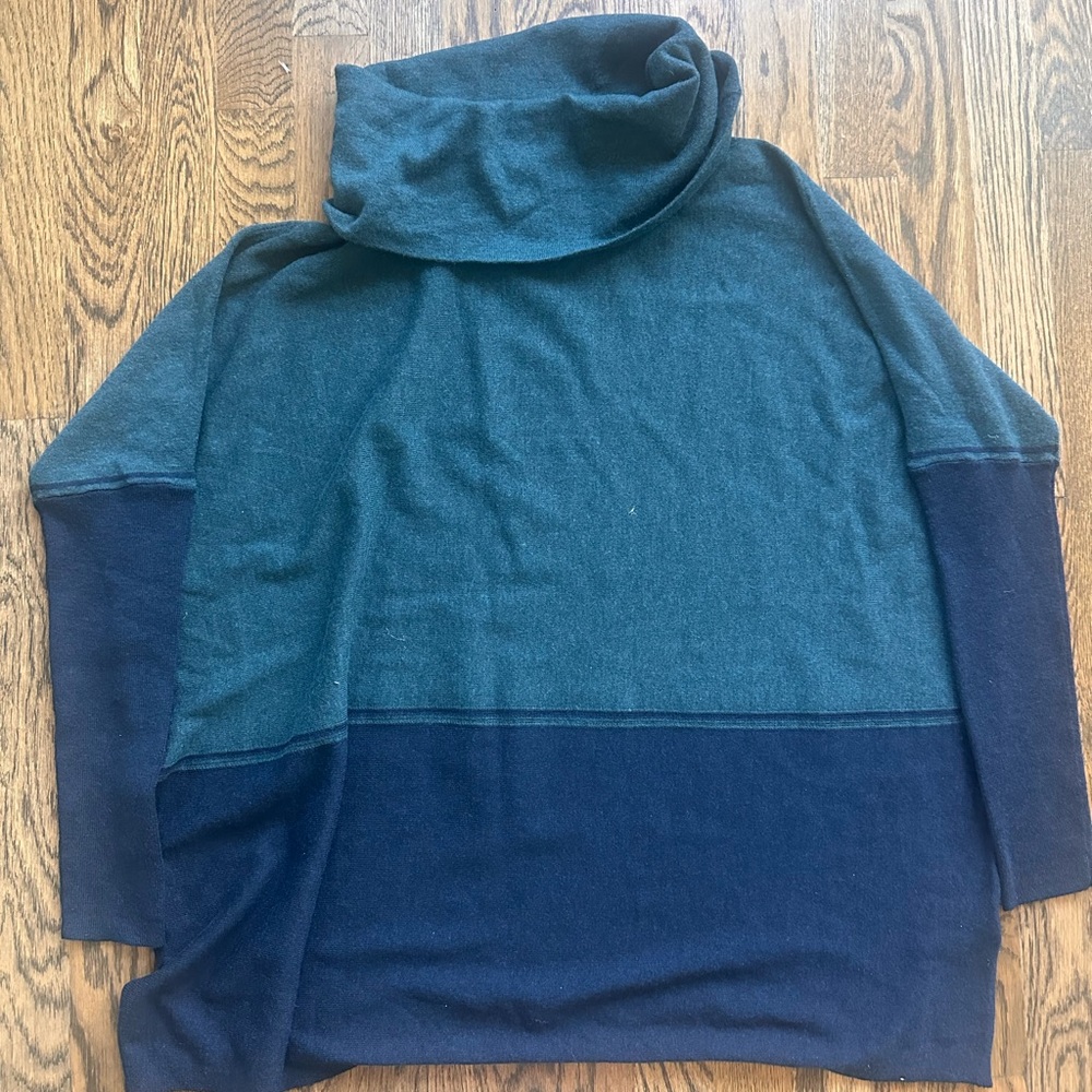 Smartwool Cowl Neck Sweater Size Medium. EUC